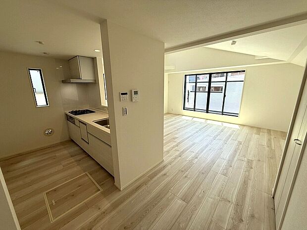 ゆとりのキッチンスペースを確保しております。ご夫婦でお料理をしても余裕の広さを確保しております。オープンキッチンにする事でリビングとの一体感を演出しております。自然とコミュニケーションが弾みます。