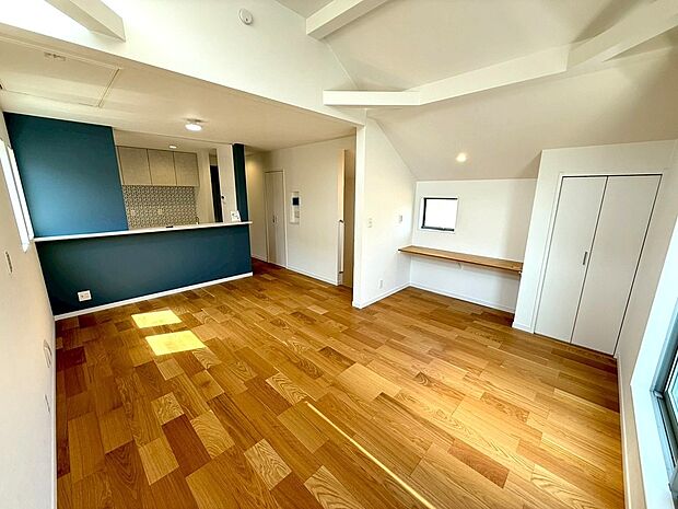 暮らしの中心となるLDKは17.6帖を確保、リビング上部を勾配天井にする事で開放感を演出しております。南開口部が広く温かい陽光がLDK全体にサンサンと降り注ぎます。皆様が快適にお過ごしいただけます。