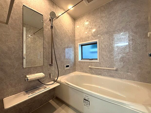 大人もゆっくりお寛ぎいただける、ゆとりの1616サイズ浴槽になります。シックな配色が高級感を演出しております。小窓を設ける事で換気は勿論の事、明るさもしっかり確保しております。