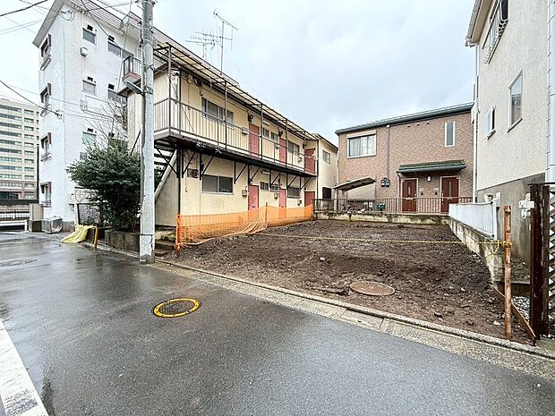 道路に面した綺麗な整形地のお土地になります。南側は隣地通路につき南北両面開放感溢れるお土地になります。温かい陽光と心地良い清風をたっぷり取り込む事が出来ます。