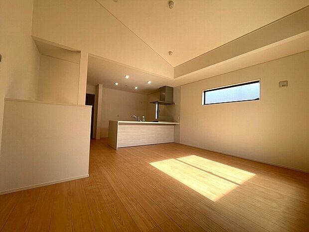 リビング上部を勾配天井にする事で開放感を演出しております。実際の帖数よりもかなり広くご体感いただけます。一番過ごす場所だからこそ快適性に拘りました。