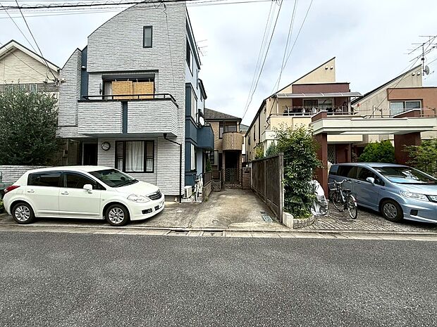 こちらは土地の現況写真になります。現況古家ありですが、青空の広がる伸びやかな土地に新しく邸宅が建ちます。