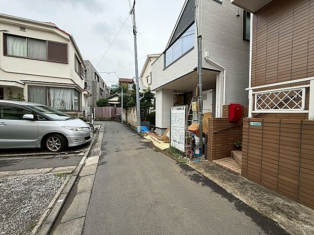 こちらは現地前面道路の写真になります。周辺は車通りも少なく、お子様が通学される際も安心して見送っていただけるような環境となっております。また、騒音なども少なく穏やかに過ごしていただけます。