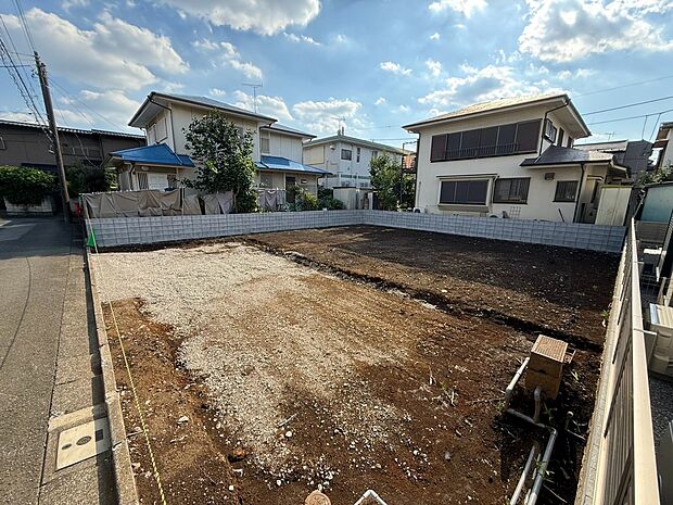 野方駅徒歩12分の立地ながら、駅前の賑わいから少し離れた静かな住環境です。周辺は低層住宅を中心とした落ち着いた街並みで、都会の利便性と住宅地ならではの静けさをバランスよく享受できます。