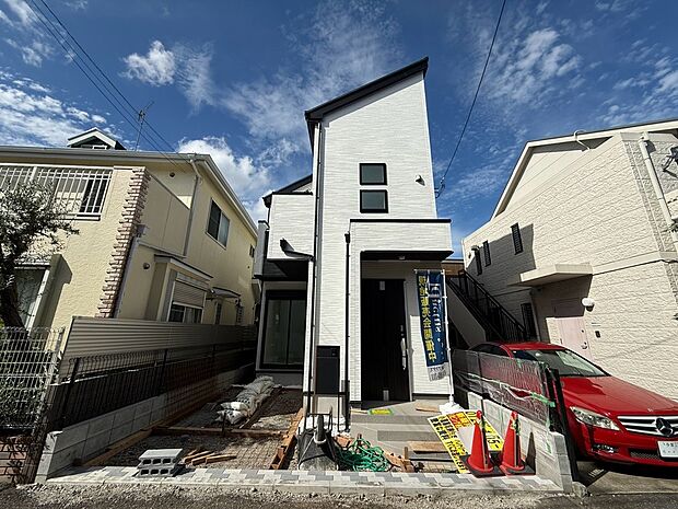 片流れの屋根、スッキリとしたモダンなデザインが美しい新築戸建です。白を基調とした外壁が、明るく爽やかな印象です。住宅性能評価書を取得した安心構造も魅力のお家になります。(外構工事中になります。)