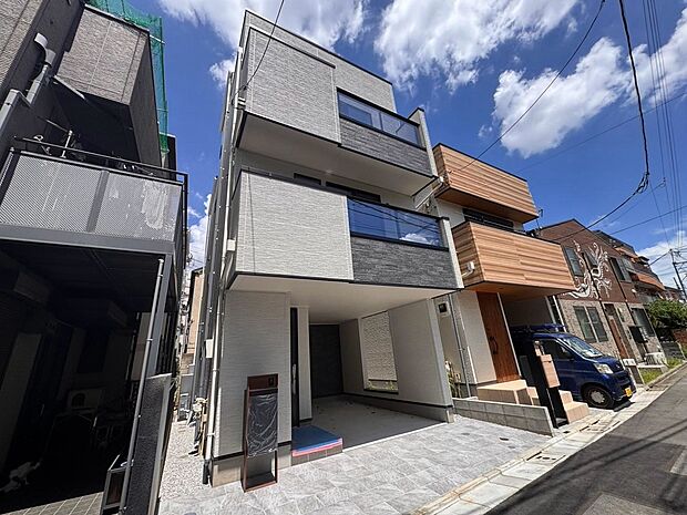 南道路に面す、温かい陽光と心地良い清風がたっぷり舞い込んでくるお家になります。堂々完成しておりますので随時ご内覧可能です。臨機応変にご対応いたします。何なりとお申しつけくださいませ。