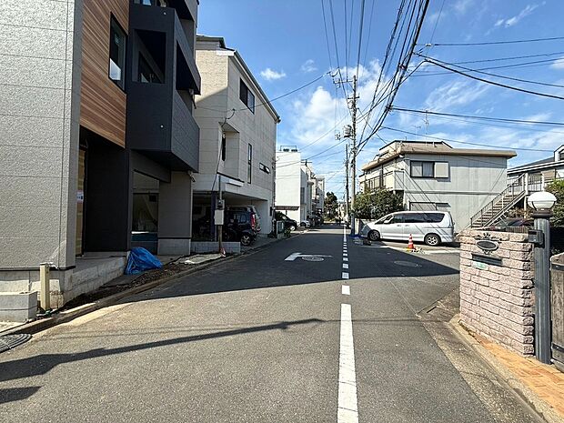 全面道路は北側幅約5.4m、す。ゆとりのある道路幅で、お車の出し入れもしやすく非常に便利です。見通しが良く、日当たり・通風共に良好でゆったりと穏やかにお過ごしいただける住環境です。
