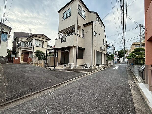 【◆前面道路】前面道路は車両通行も少なく、お車の出し入れもストレスを感じる事なくスムーズに出来ます。入出庫が苦手なお客様もご安心頂ける立地条件になります。