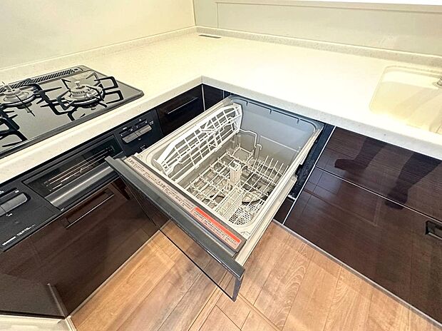 【◆食洗機】パワフルな洗浄力で頑固な油汚れをしっかり洗い流してくれます。節水＆ECO機能を搭載した食洗機になります。(施工例写真)