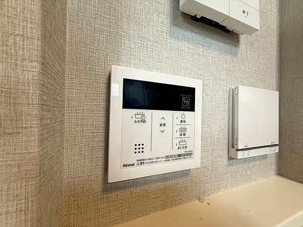 【◆追い焚き機】離れた場所からでも浴槽の湯張り・温度調整・足し湯・追い焚きがワンタッチで操作可能なセミオート式になります。リビング階に設置されておりますので暮らしの動線が便利になります。