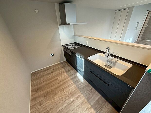 【◆キッチン】使い勝手の良い2.55サイズのシステムキッチンになります。各種多彩な設備を搭載する事で毎日の調理が便利になります。