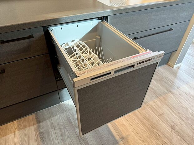 【◆食洗機】パワフルな洗浄力が頑固な油汚れをしっかり洗い流してくれます。節水&ECO機能を搭載した食洗機になります。ビルトイン式で場所も取らないので使い勝手も良くおススメです。