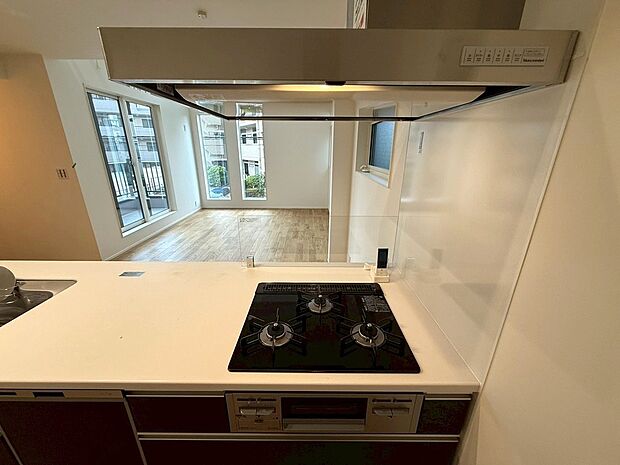 【◆ガスコンロ】お料理作りが捗る3口ガスコンロ付きです。機能美を演出しており美しいキッチンシーンです。熱や傷に強いトップはお掃除がとても便利になります。