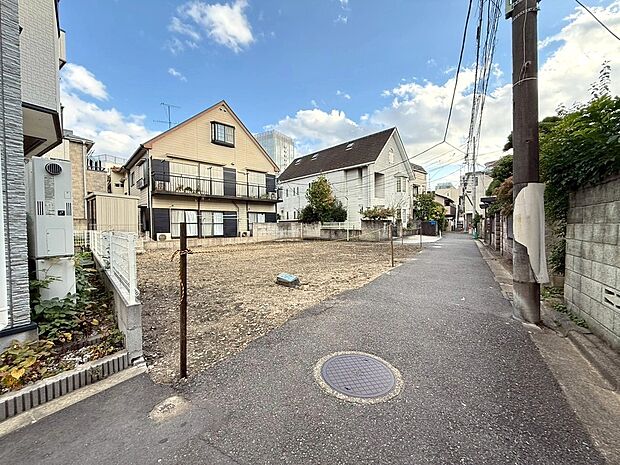 【◆西側前面道路】西側前面道路は車両通行も少なく、お車の出し入れもストレスを感じる事なくスムーズに出来ます。車種によっては切り返しが必要な場合がございます事をご了承くださいませ。