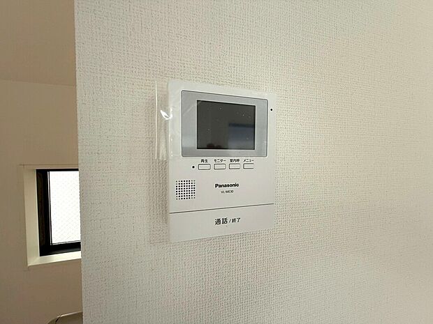 【◆インターホン】来訪者をしっかり確認出来るカラーモニターホンになります。留守中も安心な録画機能付き、見たい所を拡大出来る広角レンズも搭載されております。