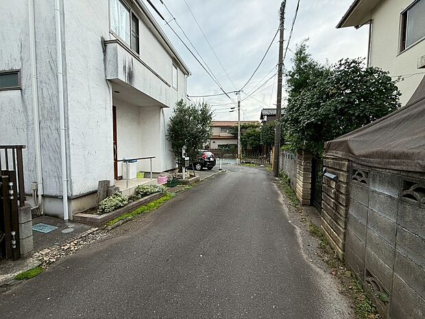 【◆前面道路】前面道路は車両通行も少ない為、お車の出し入れもストレスを感じる事なくスムーズに出来ます。