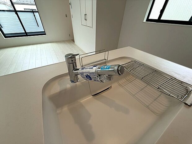 【◆シンク】食器洗いも便利なワイドシンクになります。水ハネ音も静かな静音シンクを採用しております。浄水器内蔵型水栓になります。