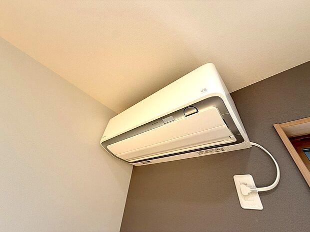 【◆エアコン】エアコンが各所に設置されております。購入するとかなりお高い商品になりますので、設置されているのは嬉しいPOINTです。最新のエアコンになりますのでECO機能も搭載された暮らしも優しくなります。