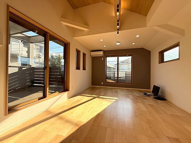 【◆LDK】リビングは温かい陽光がサンサンと降り注ぎます。日中は電気を点けなくても快適にお過ごしいただけます。天井高さもかなり確保しておりますので圧迫感を全く感じない設計となっております。