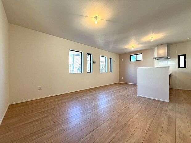 【◆LDK】2階LDKだからこその隣地と視線を合わせる事、窓の大きさや配置もしっかり考えられております。