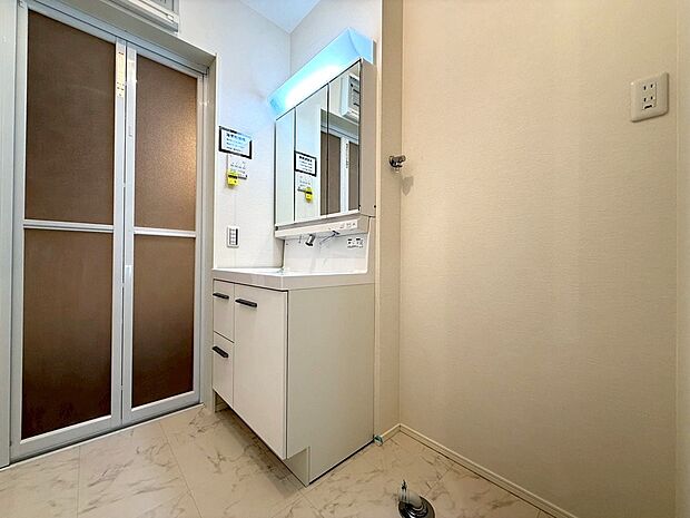 【◆洗面化粧台】実用性と機能美を持ち合わせた先進の洗面化粧台になります。3面鏡と一体となったキャビネットは収納力もグンとUPしております。