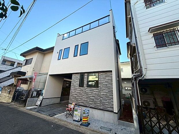 【◆外観】隣地の方々と視線が合わない様に窓の配置や大きさもしっかりと考えられて設計されております。快適な暮らしをお約束します。