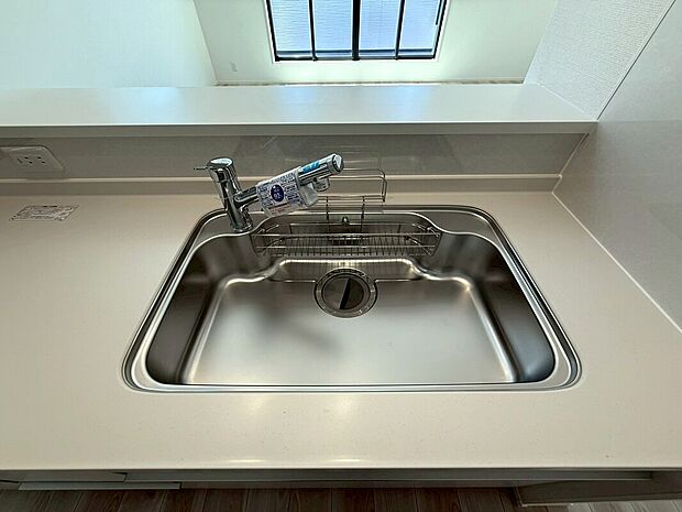 【◆シンク】食器洗いも便利なサイズになります。水ハネ音も静かな静音シンクを採用、水垢も付きにくく、お掃除がとても便利になります。