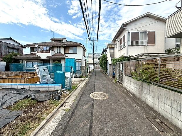 【◆前面道路】前面道路は車両通行も少なく、お車の出し入れもストレスを感じる事なく出来ます。(車種によっては切り返しが必要な場合もございます。)小さななお子様やご高齢の方々にもご安心です。