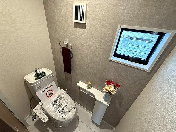 【◆トイレ】ほっとひと息出来るトイレ空間は白を基調とした清潔感溢れる場所になります。アクセントクロスを配する事で高級感も演出しております。