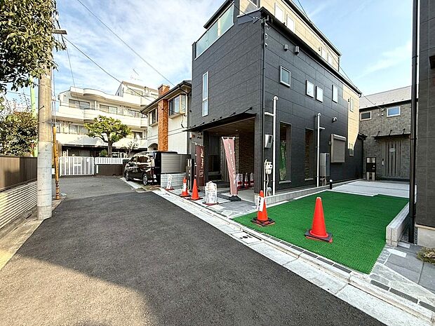 【◆前面道路】お車の出し入れも便利な前面道路です。歩道もしっかり整備されておりますので、小さなお子様がいらっしゃるファミリー層にも安心です。