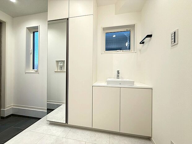 【◆玄関】清潔感のある明るい空間でお客様をお迎えできます。シューズクロークを設置し、スッキリした空間が保てます。シューズボックスには姿見がございます。身だしなみを最終チェックしてお出かけください。