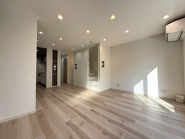 【◆LDK】リビングはご家族やお客様と多くの時を刻む空間。建築家が吟味を重ねたこだわりの設計です。統一感のある木調の風合いが心地よく日々の暮らしに安心感を与えてくれます。