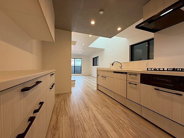 【◆キッチン】リビング全体を見渡せる対面式キッチンです。日々のお料理を快適に。浄水器一体型水栓に3口グリルコンロ、食洗器と機能も充実しております。