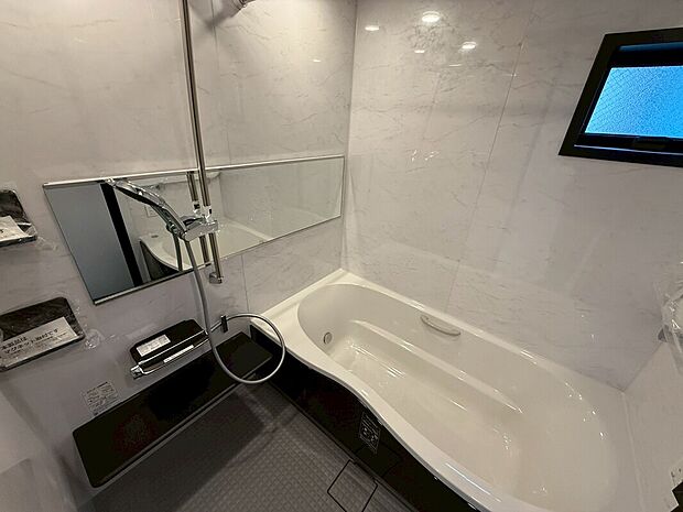 【◆バスルーム】一日の疲れを癒すバスルームは広々一坪タイプ。足を伸ばしてゆったりと浴槽に浸かっていただけます。雨の日や花粉の時期のお洗濯に最適な浴室換気乾燥機能もございます。