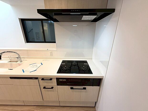 【◆3口ガスコンロ】3口ガスコンロを採用、同時に複数の調理を進められるため、調理時間が短縮できます。お掃除もサッと拭くだけで簡単です。