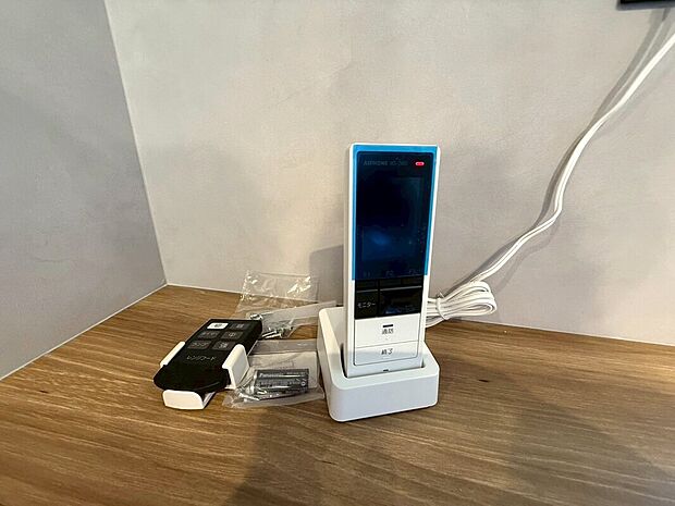 【◆インターホン (子機)】お家の何処に居ても来訪者の対応が出来る子機付きになります。暮らしの動線がとても便利になります。