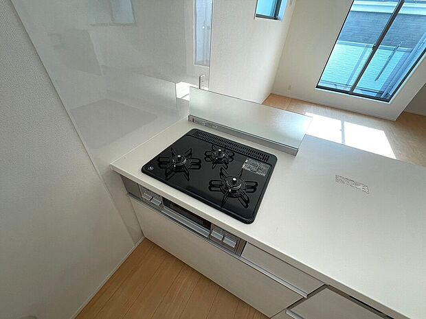 【◆ガスコンロ】お料理作りが捗る3口ガスコンロになります。熱や傷に強いトップを採用しておりますので、お掃除がとても便利になります。