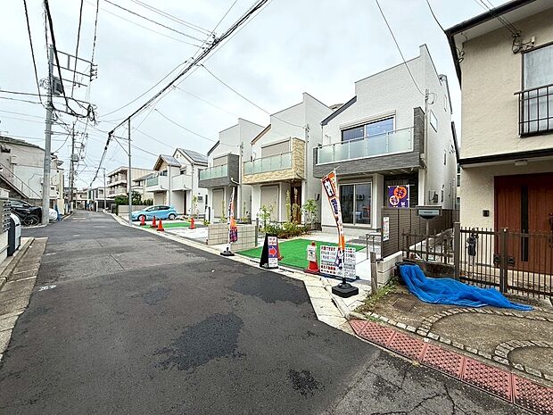 【◆外観】前面道路も狭くなく、ちょうどいい広さでお車の出し入れもしやすくなっております。車両通行も少なく、小さなお子様やご高齢の方々にもご安心いただけます。