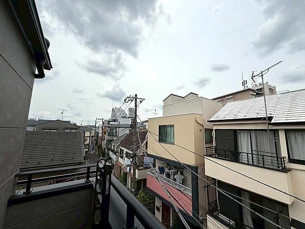 【◆眺望】穏やかな雰囲気の住宅街を一望できます。周りに高い建物も無いので圧迫感のない眺望をお楽しみいただけます