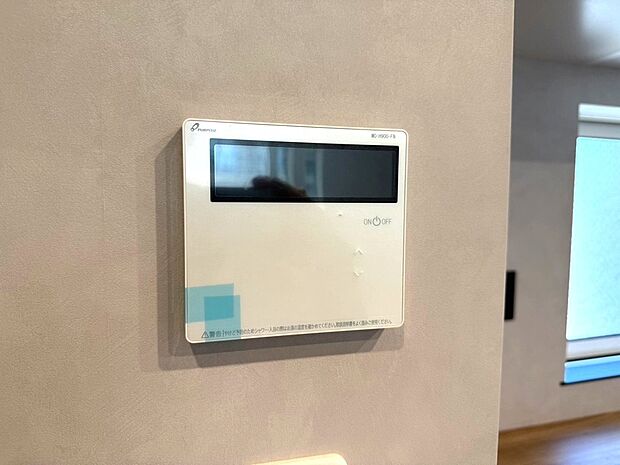 【◆給湯機】ワンタッチで湯張りなどができるセミオート式の給湯機になります。追い炊き機能では何時でも温かいお湯で入浴していただけます。