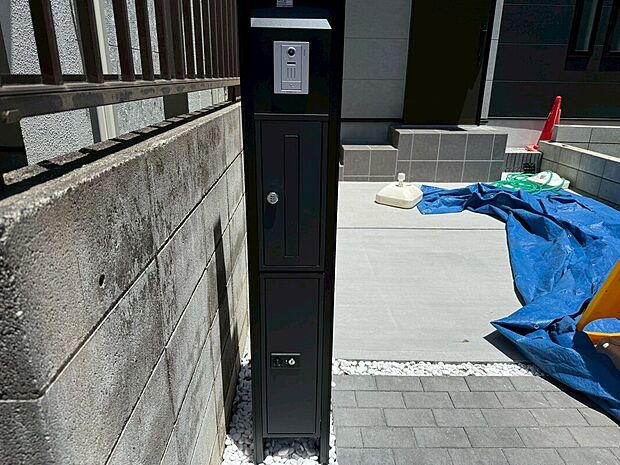 【玄関ポスト】玄関には宅配BOXとメールBOXが設置されております。荷物の受渡しがスムーズになります。