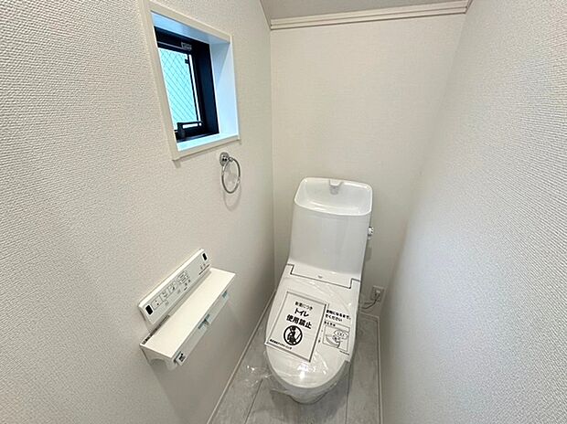 【◆トイレ】同仕様施工例写真です。シンプルで清潔感のあるデザインで、お手入れもしやすく快適なくつろぎの時間をお過ごしいただけます。快適性と清潔感を兼ね備えた暮らしにやさしいレストルームです。