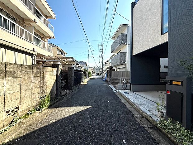 【◆現地】都心へのアクセスに恵まれながら、どこかゆったりとした空気感が漂います。駅から徒歩5分の立地にありながら、周辺は住宅中心の落ち着いた街並みが広がっています。