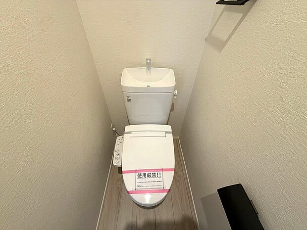 【◆トイレ】手洗いタンク付きのトイレを採用しております。シンプルで清潔感のあるデザインで、お手入れもしやすく快適なくつろぎの時間をお過ごしいただけます。