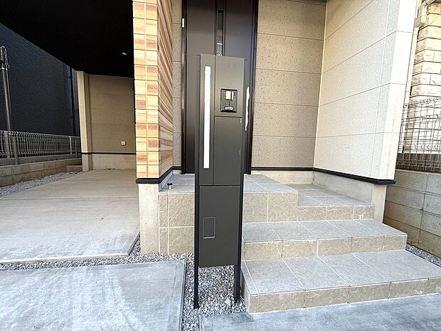 【 ◆ポスト】シックなカラーが印象的な玄関ポスト。落ち着いた色合いが住まいの外観に自然に馴染み、玄関周りにさり気ない上質感をプラスします。