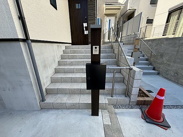 【◆ポスト】玄関周りには使い勝手の良いポストを設置しております。毎日の郵便物やお届け物の受け取りをスムーズにサポートします。