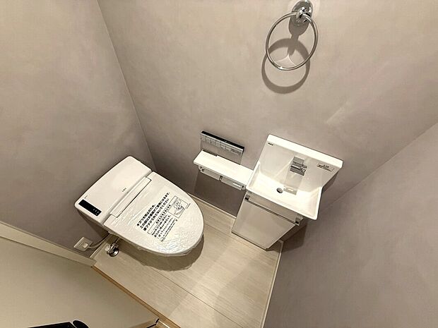 【◆トイレ】同仕様施工例写真です。コンパクトながらも使い勝手に優れた、手洗いタンク付きのトイレを採用しております。快適性と清潔感を兼ね備えた暮らしにやさしいレストルームです。