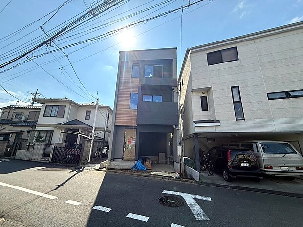 【◆現地】スッキリとしたデザインの中に温かみを感じられ、現代的な美しさと落ち着いた雰囲気を兼ね備えた外観です。バランスの取れたデザインが上質な暮らしの始まりを感じさせてくれます。