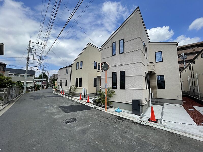 白を基調とした分譲区。良く見ると色が建物ごとに違い、建物の個性が見えてきます。