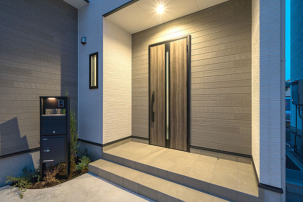 【玄関センサーライト】人を動きに反応してライトON！夜のご帰宅時・防犯面でも安心です♪